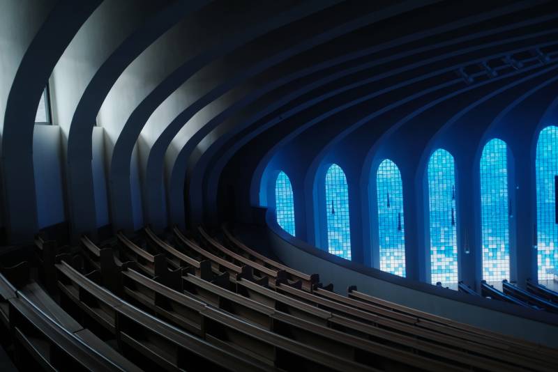 蓝色玻璃窗的教堂图片