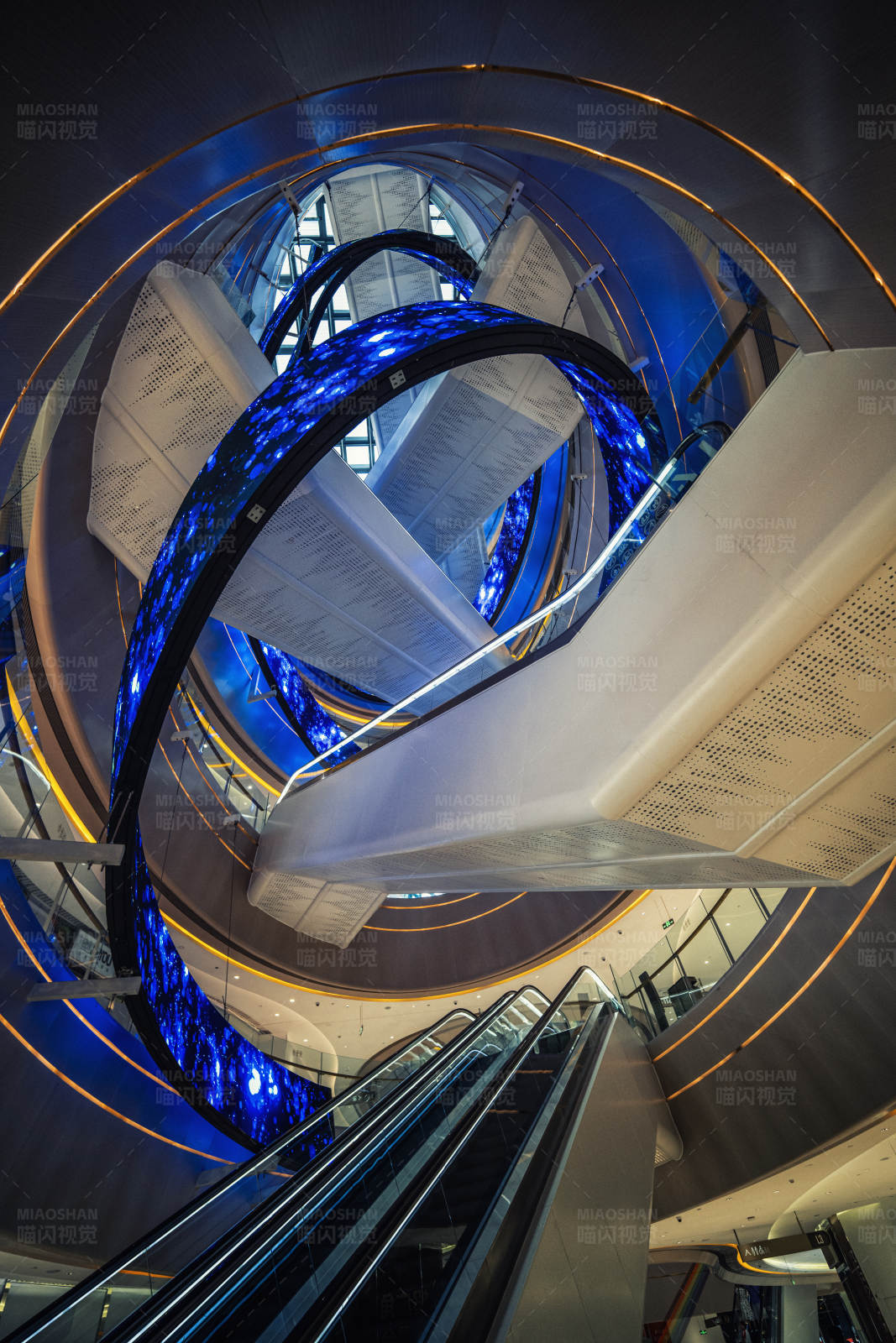 蓝色螺旋电梯图片