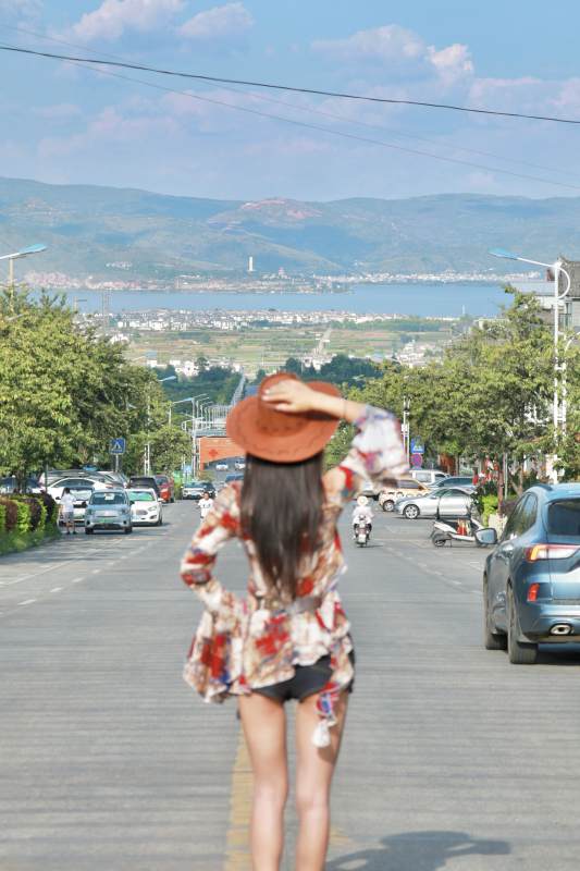 远眺湖景的花衬衫女孩图片