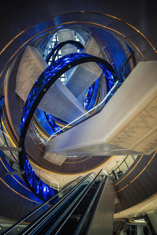 蓝色螺旋电梯图片