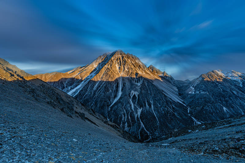 暮色中的雪山之巅图片
