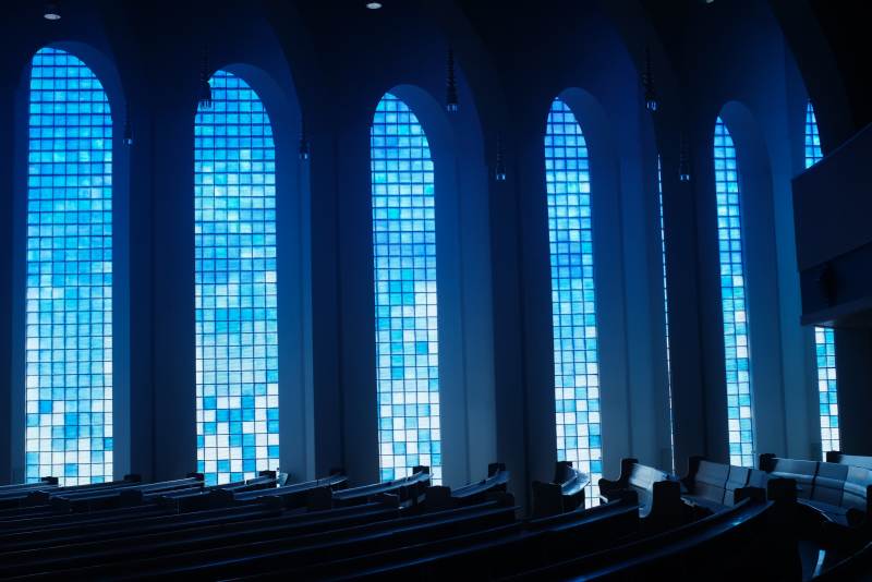 蓝色玻璃窗教堂图片