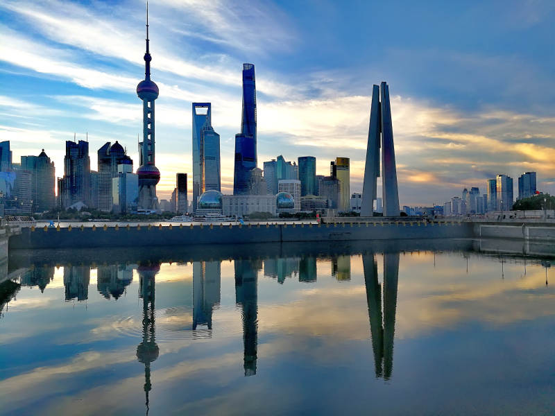 上海天际线的倒影图片