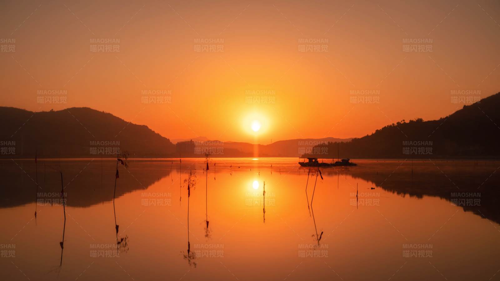 湖上日出图片