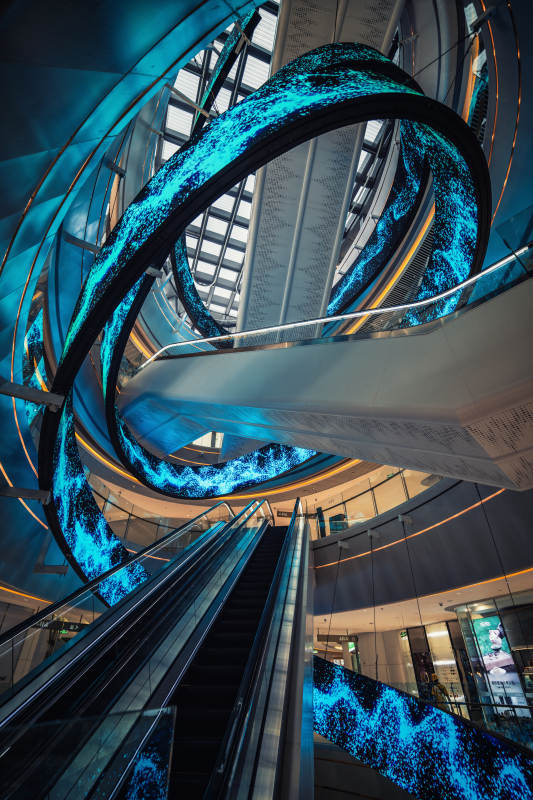 蓝色光影的旋转扶梯图片