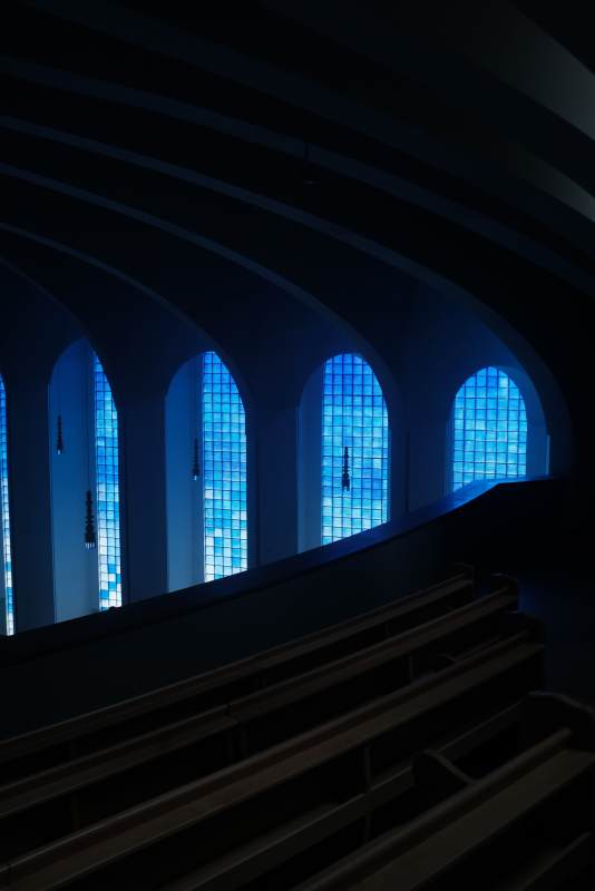 蓝色光芒的教堂图片