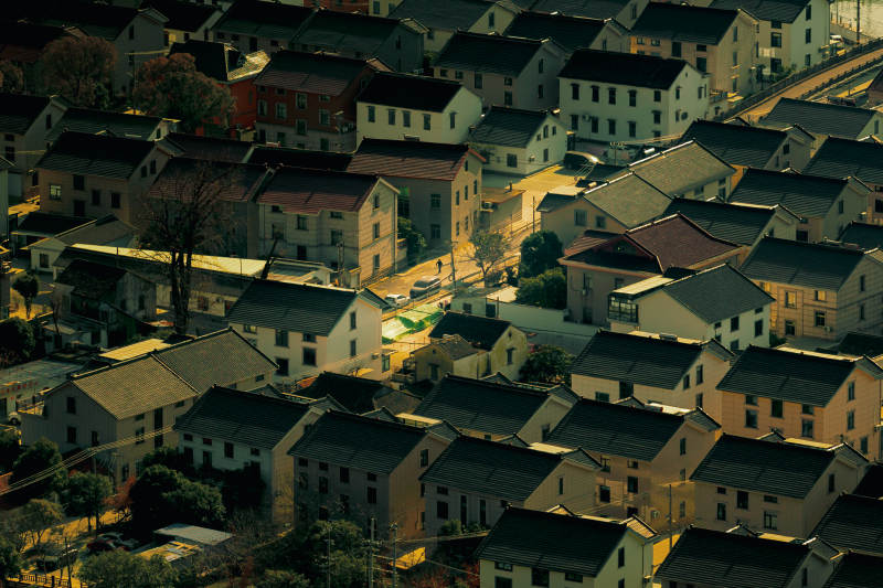 黄昏下的密集住宅区图片