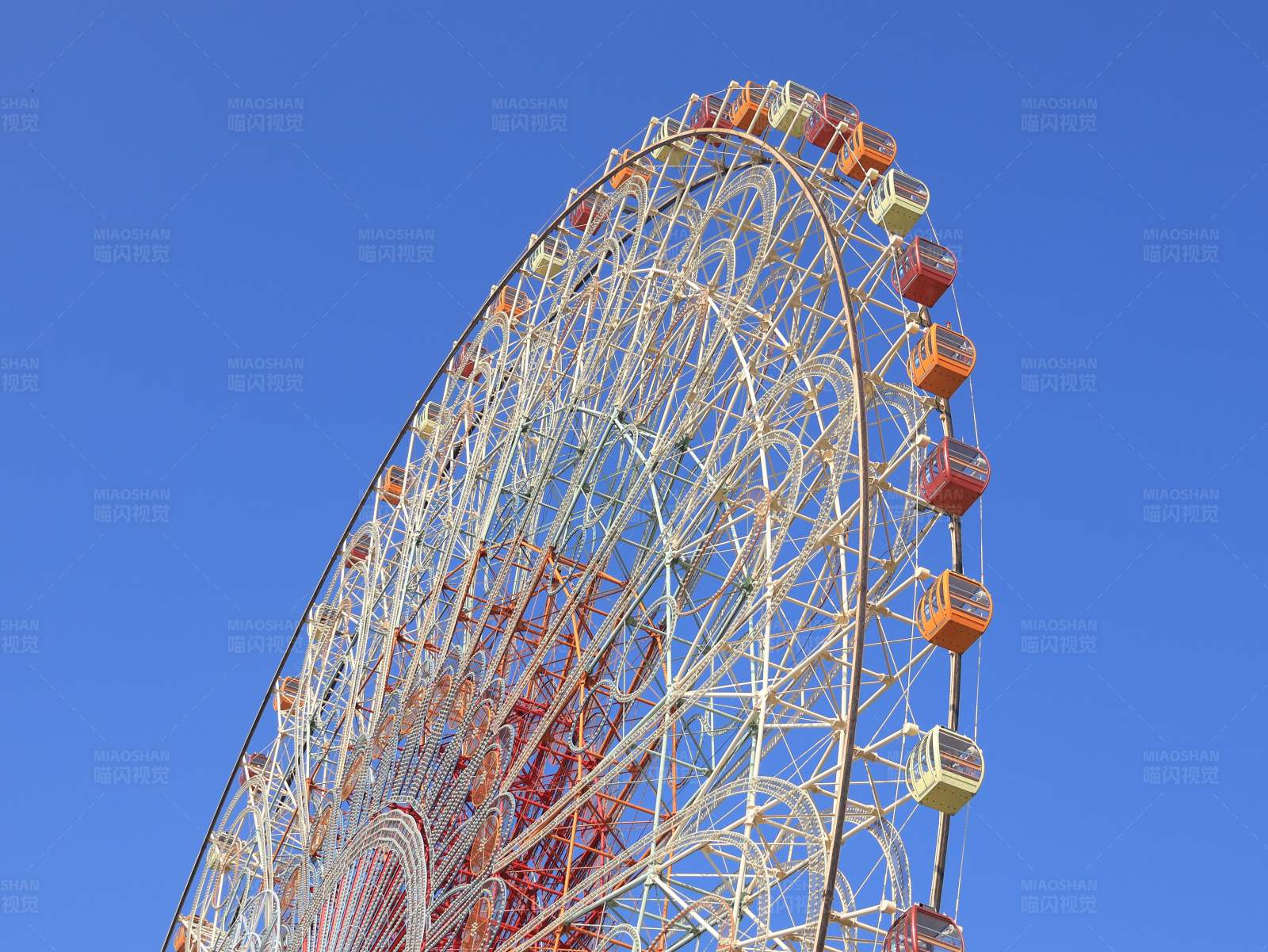 摩天轮与蓝天图片