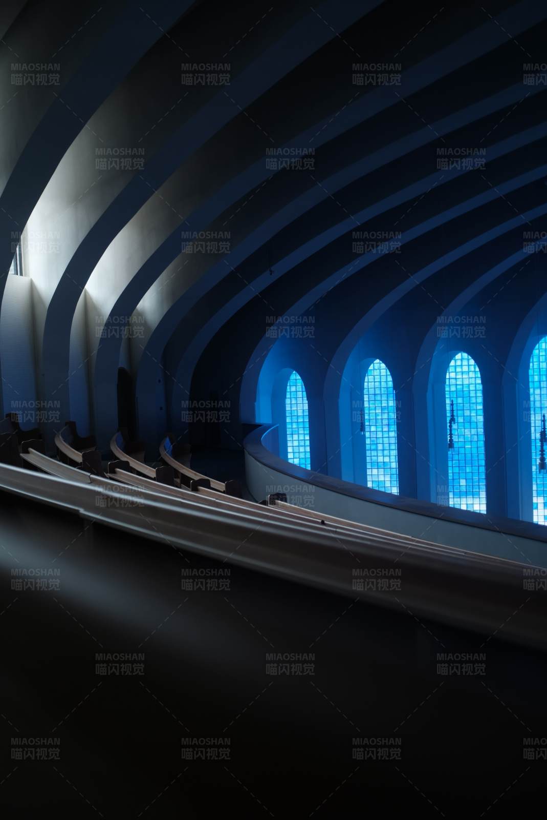 蓝色教堂的光影图片