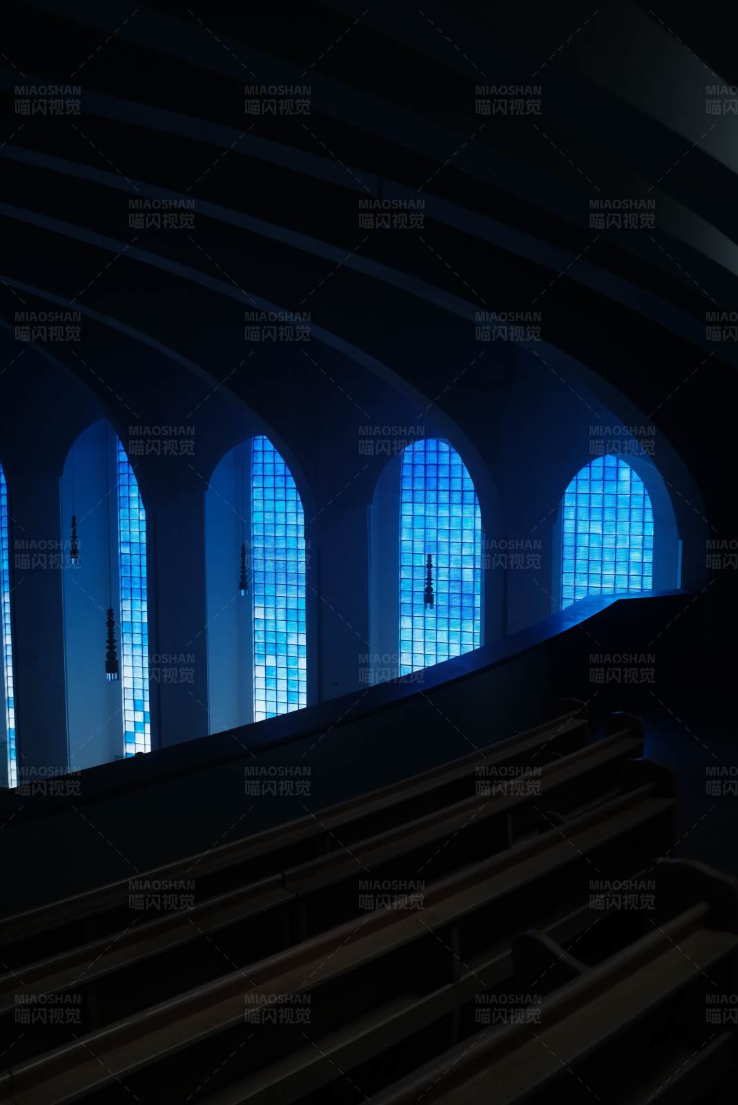 蓝色光芒的教堂图片