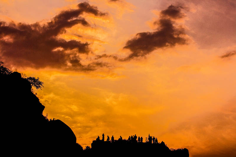日落山巅人影绰绰图片