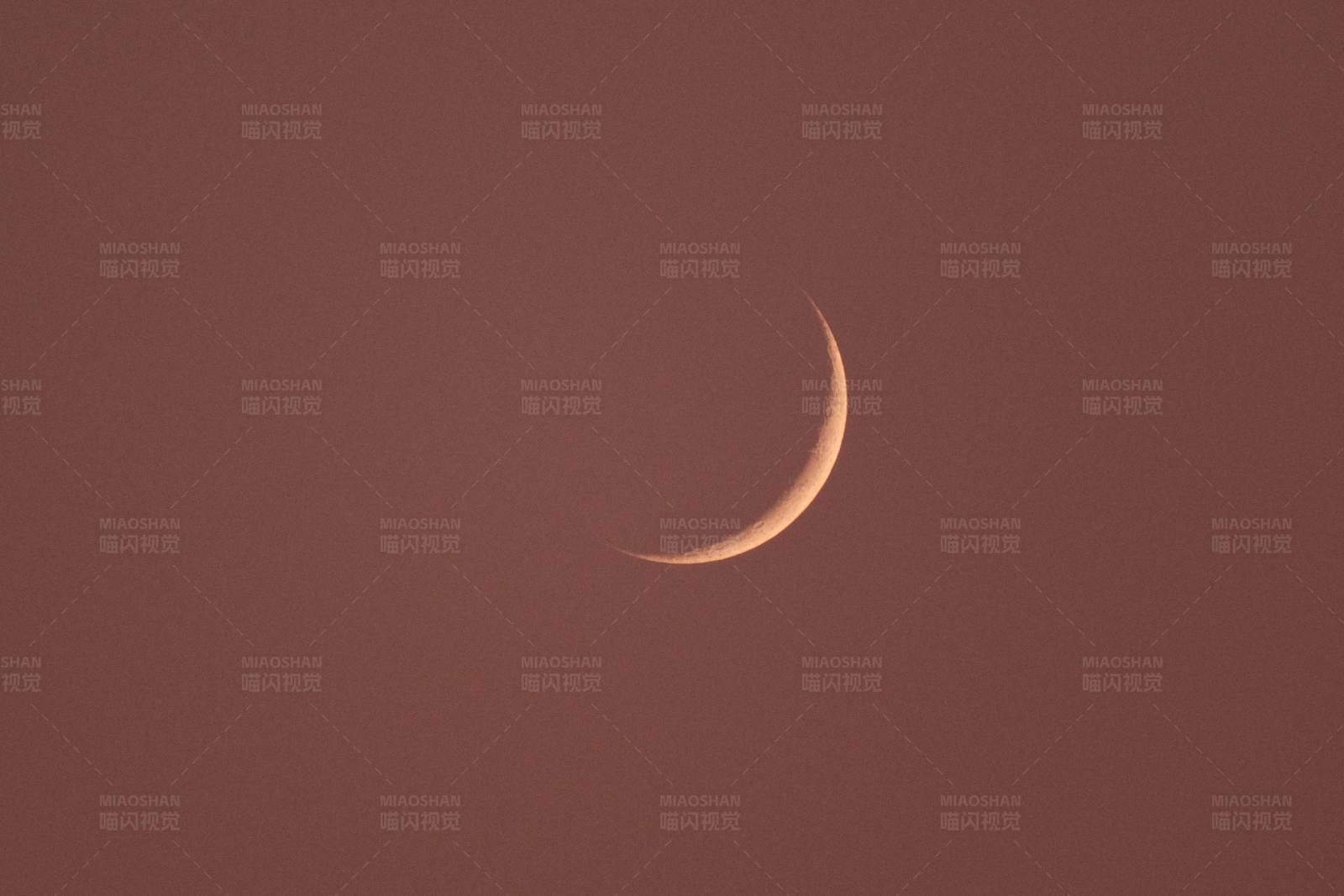 新月在红褐色天空中图片