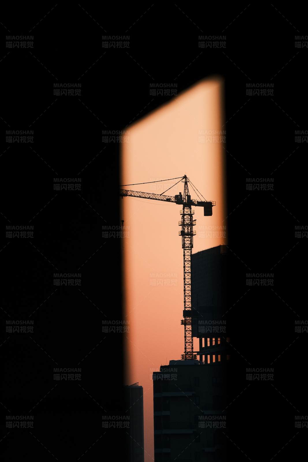 夕阳下的建筑剪影图片