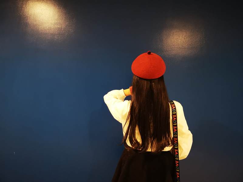 红帽女孩背影图片