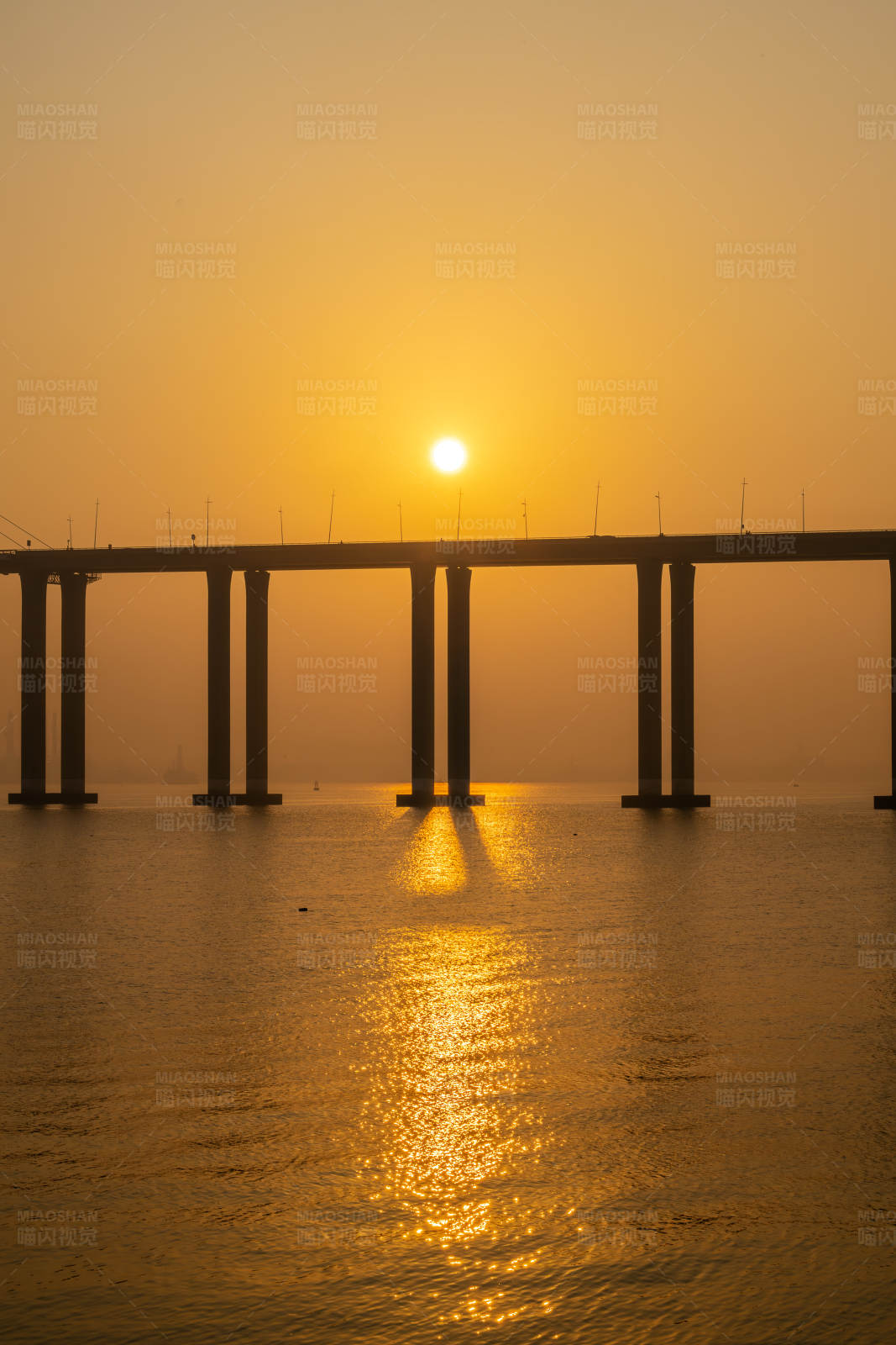 夕阳下的海上大桥图片