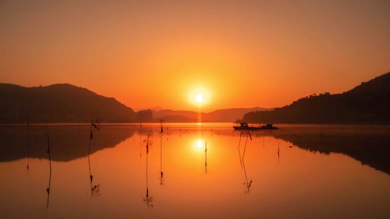 湖上日出图片
