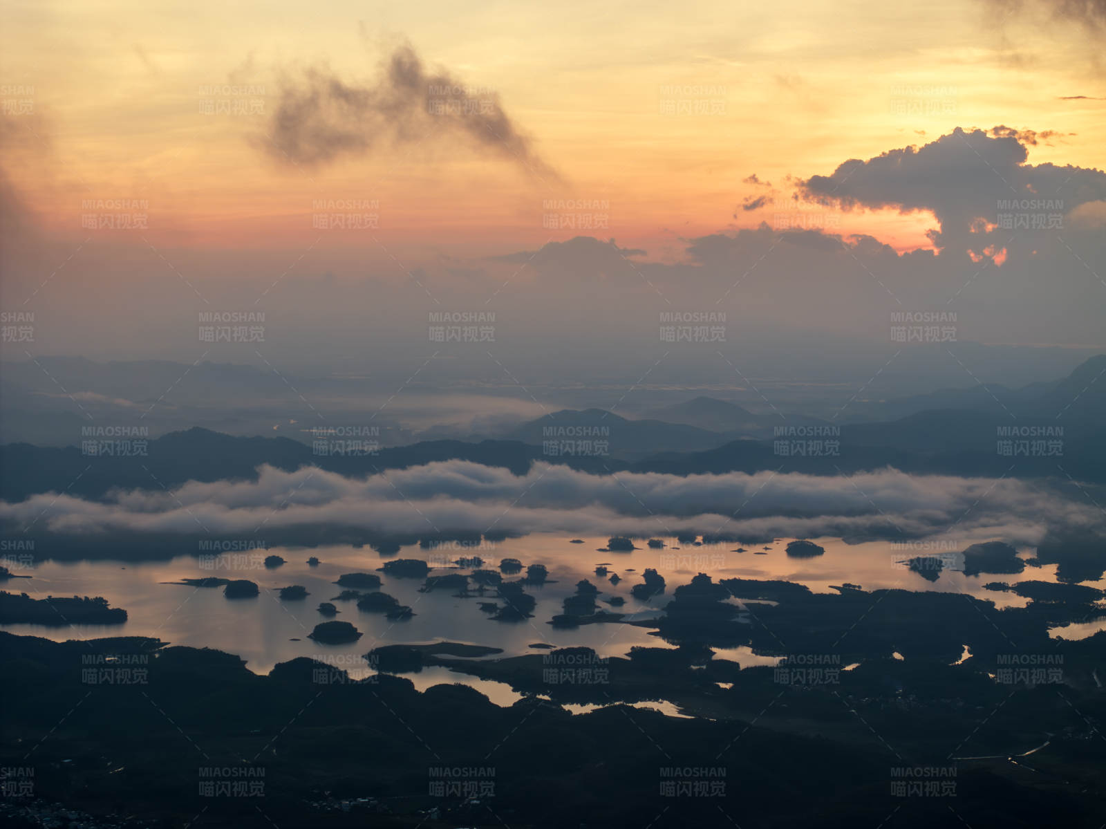 日出云海山湖图图片