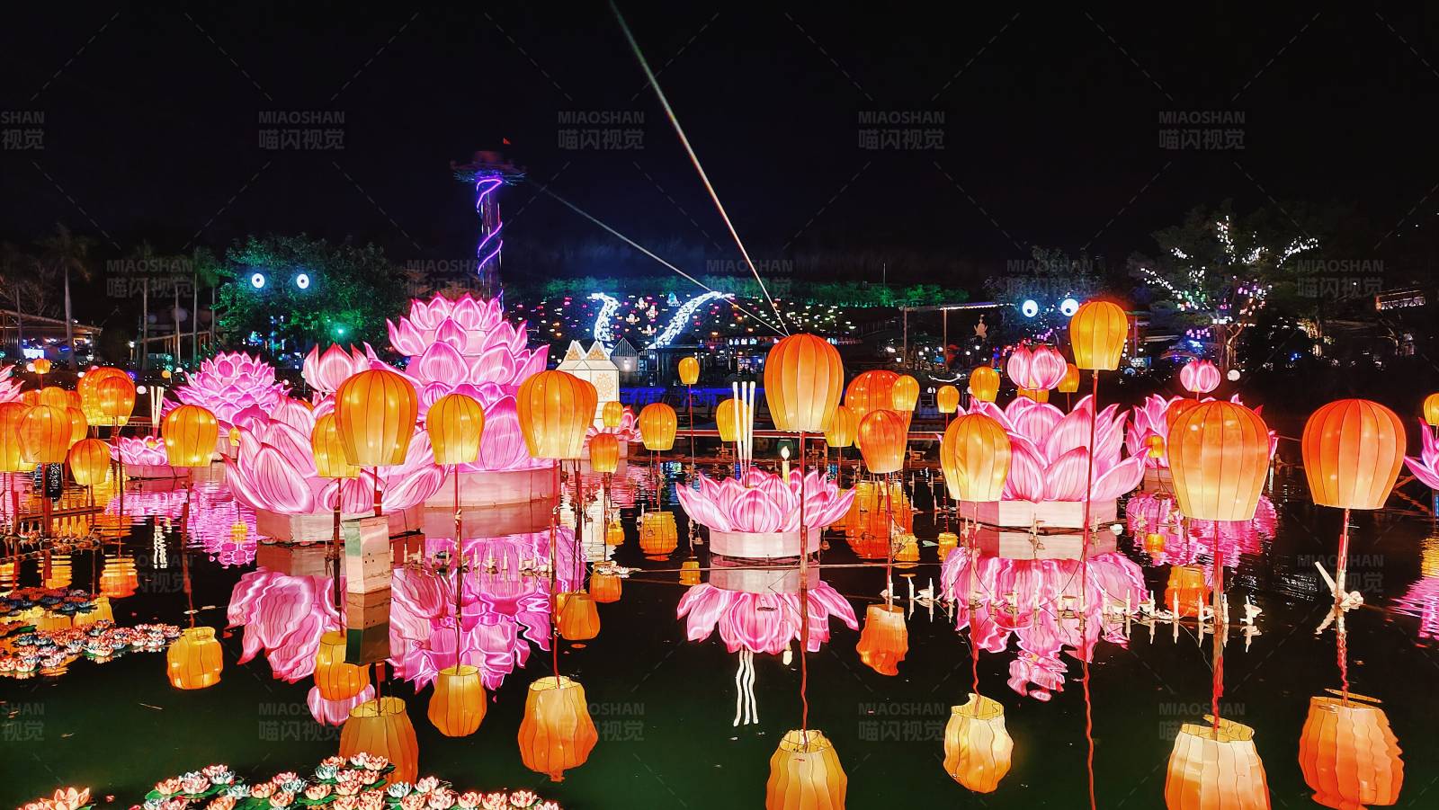 夜色花灯映水辉图片