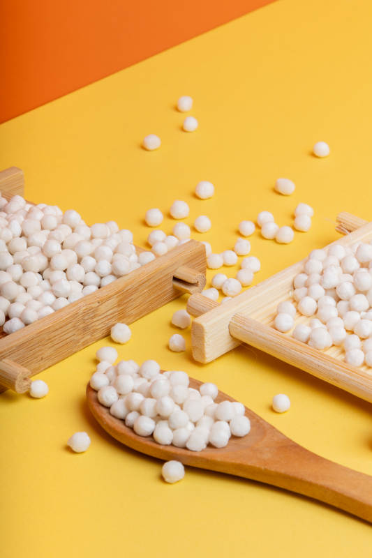 木勺与木盒中的西米谷物图片