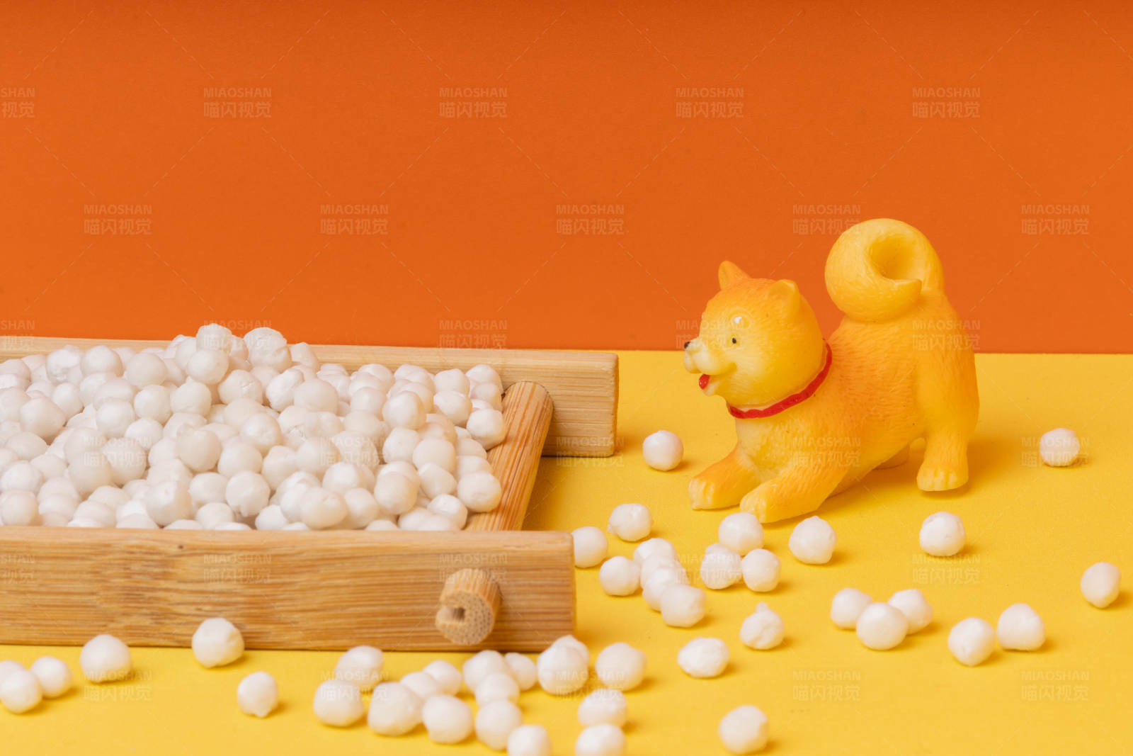 小黄狗与西米谷物图片