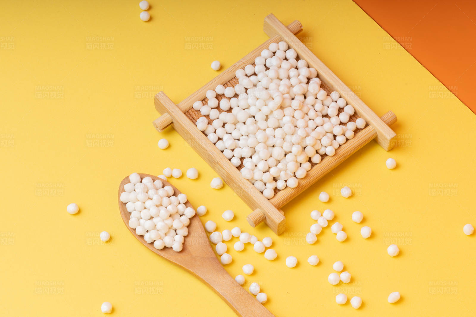 木勺与盒装西米谷物图片