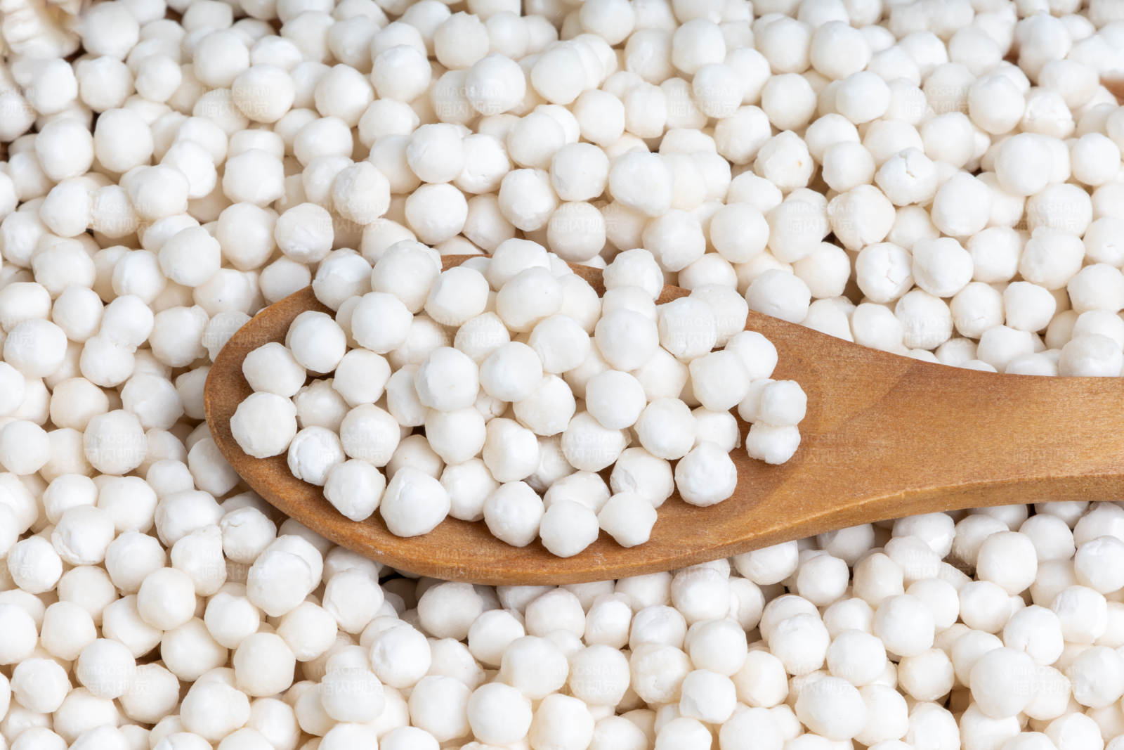 木勺舀起西米谷物图片