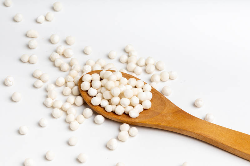 木勺里的西米谷物图片