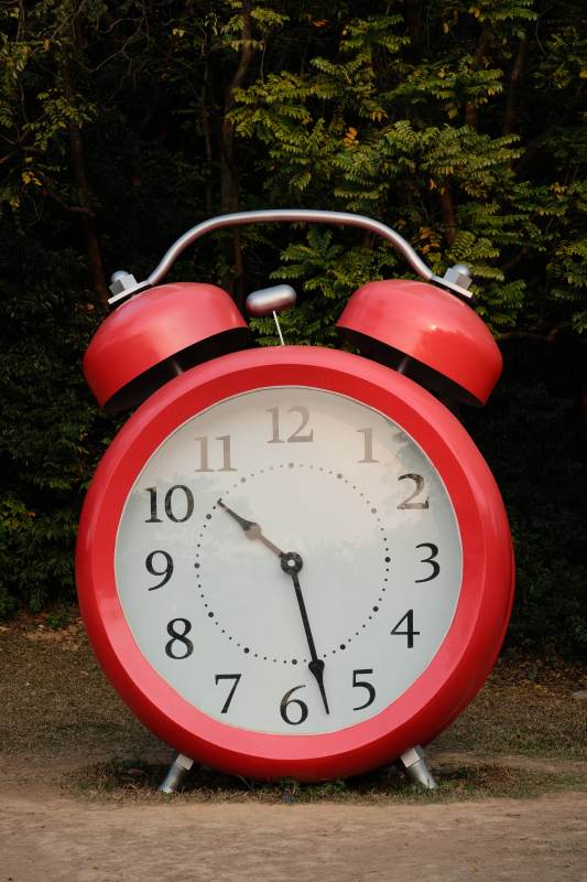 巨型红色闹钟图片