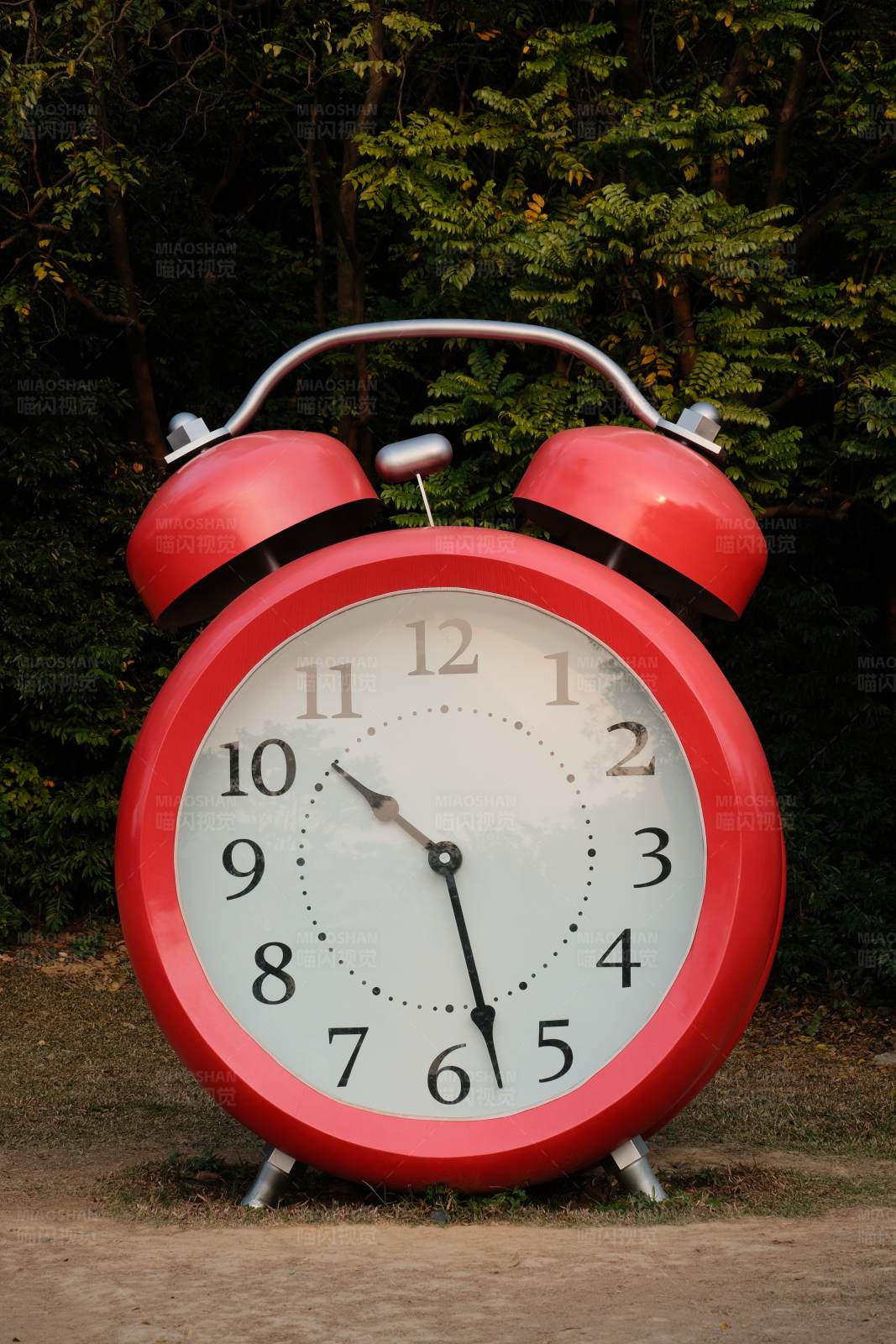 巨型红色闹钟图片