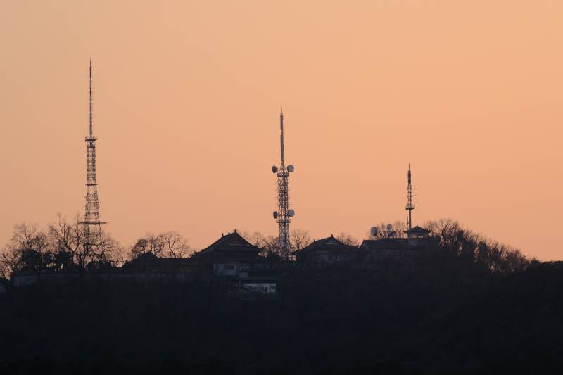 日落时分的天际线剪影图片