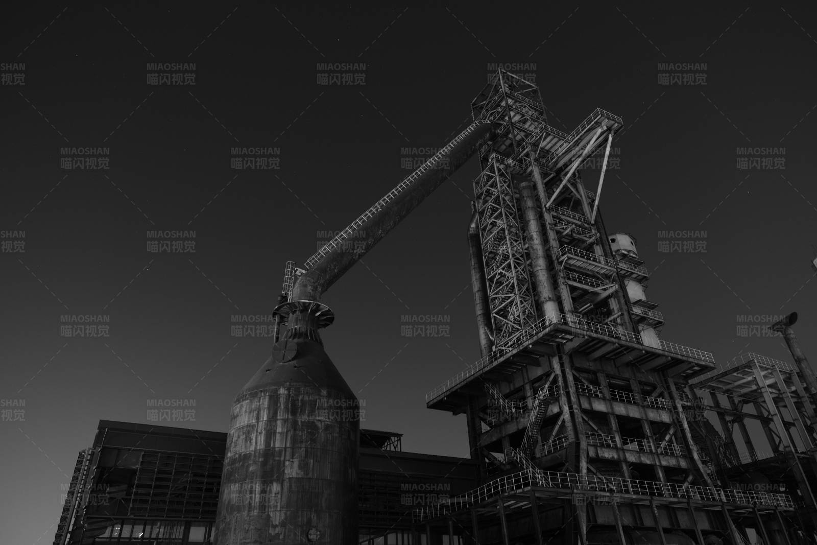 工业遗迹夜景图片