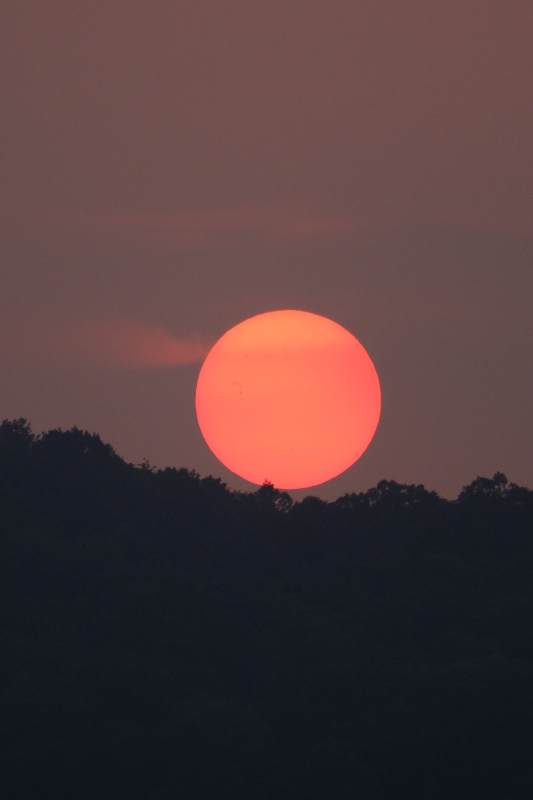 夕阳西下 山影朦胧图片