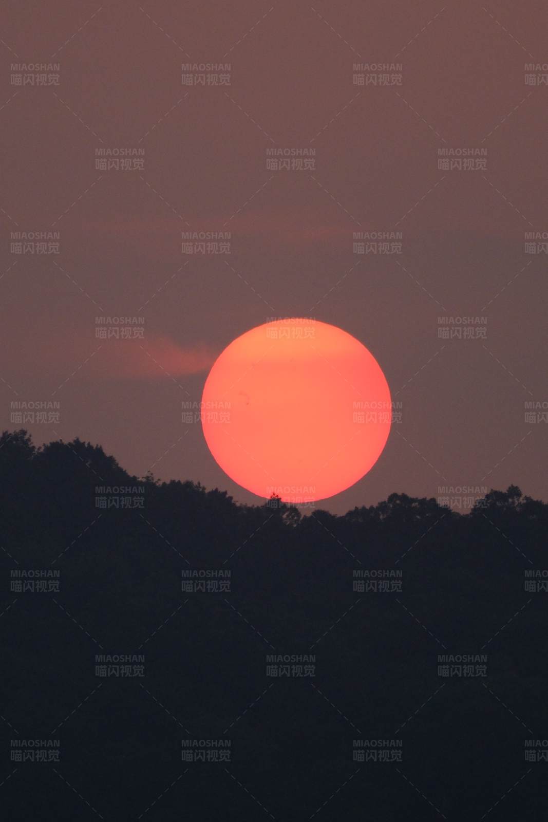 夕阳西下 山影朦胧图片
