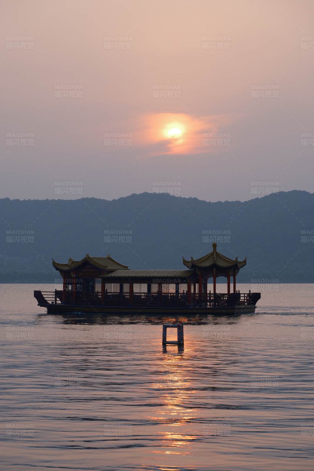 西湖夕阳游船图片
