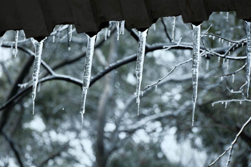 冬日冰凌悬挂屋檐图片