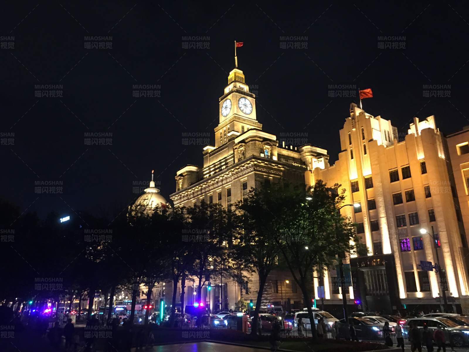 夜幕下的城市钟楼图片