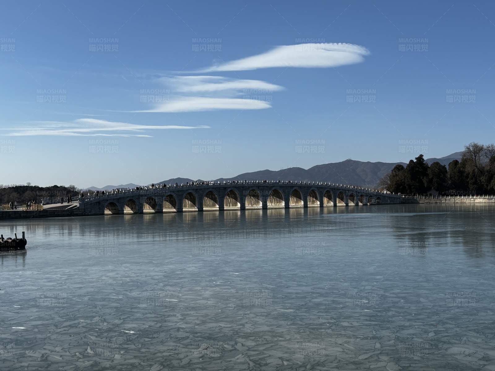 十七孔桥冰湖映蓝天图片