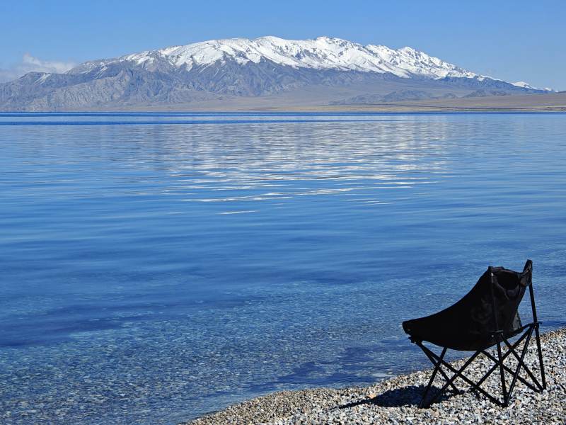 湖畔独椅 雪山远眺图片