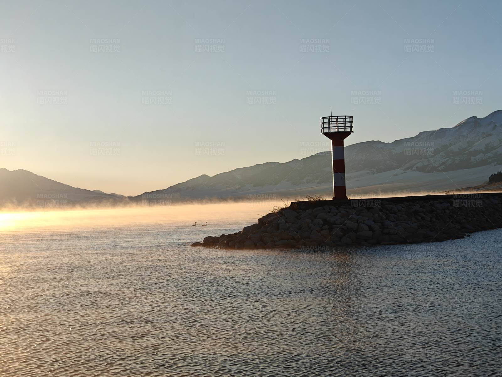 晨曦中的灯塔图片