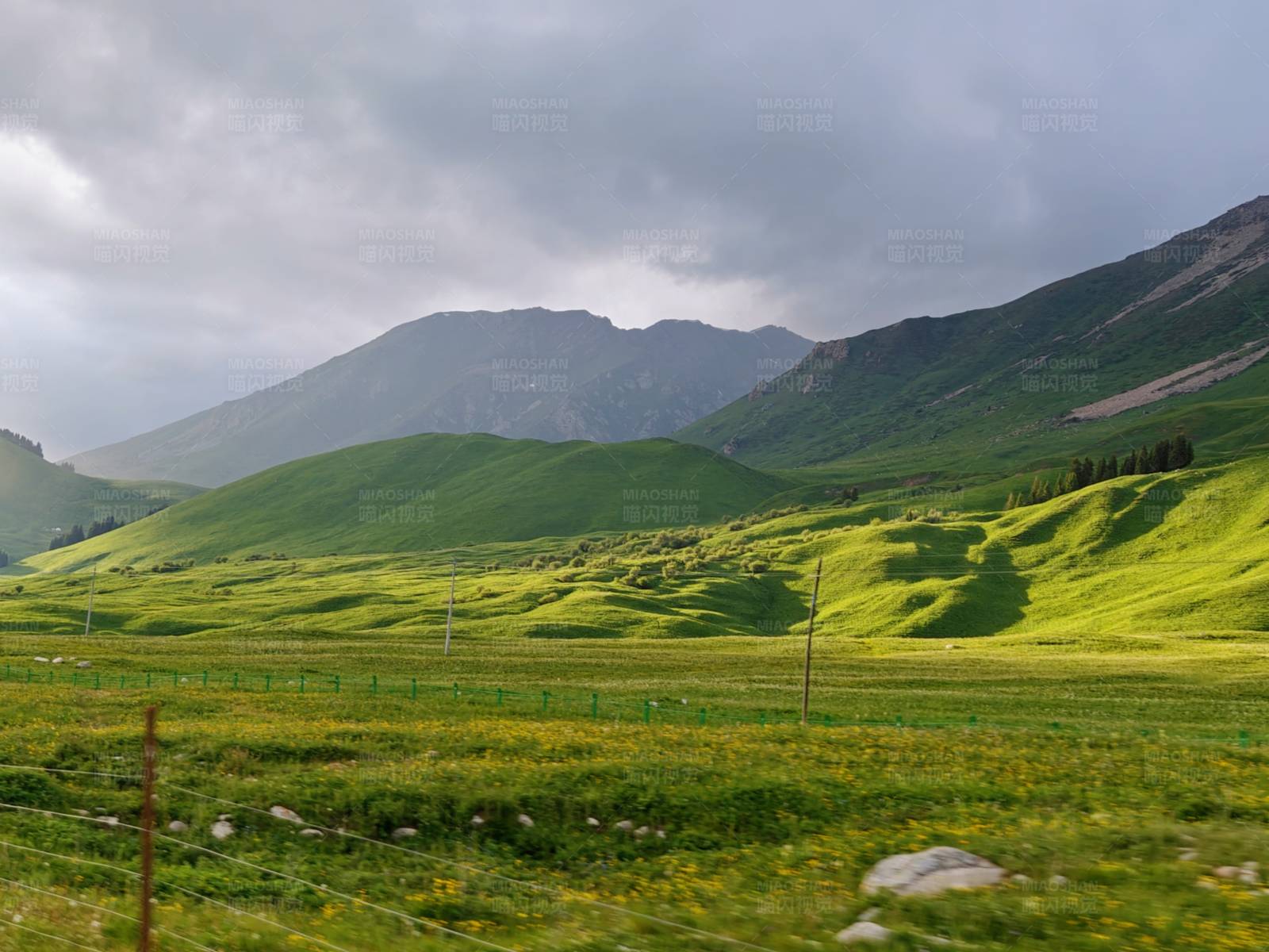 青山绿水 云雾缭绕图片