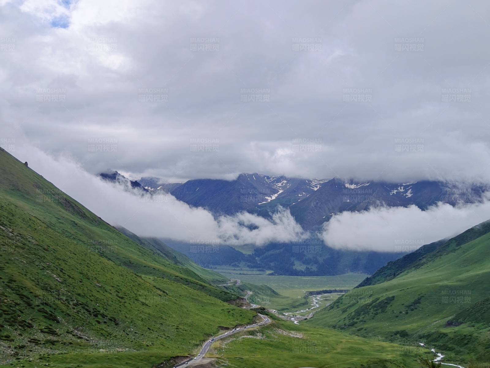 云雾缭绕的山谷独库公路图片
