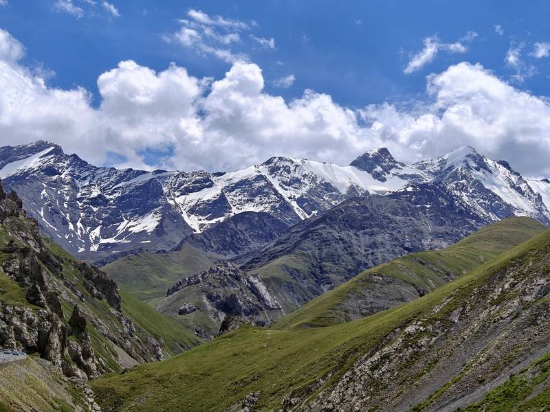 雪山之巅 云雾缭绕图片