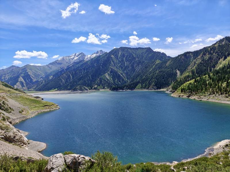 高山湖光大龙池图片