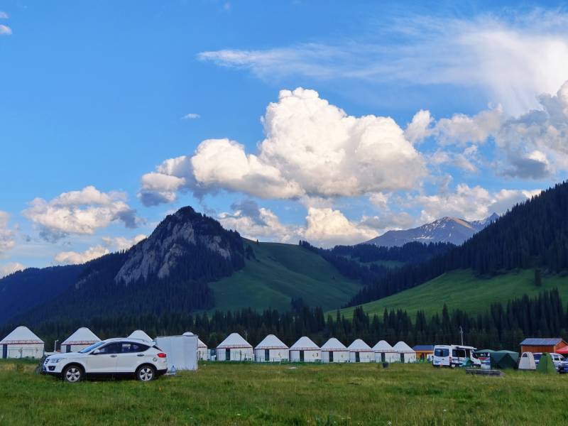 百里画廊草原上的白色帐篷营地图片