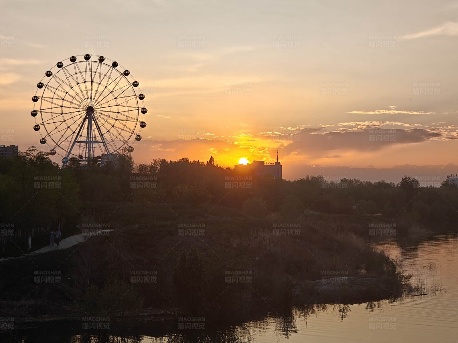 夕阳下的摩天轮图片