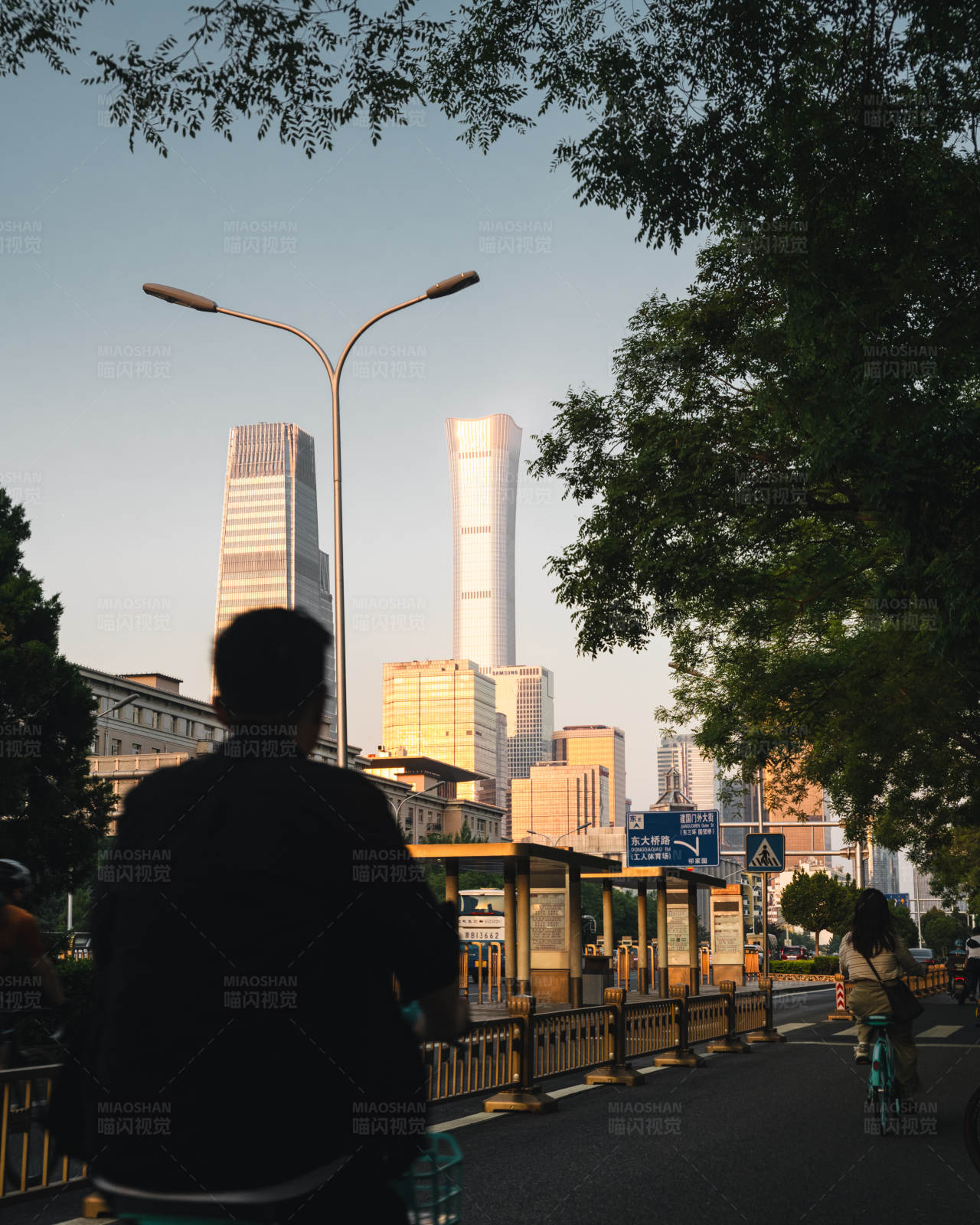 夕阳下的城市剪影图片