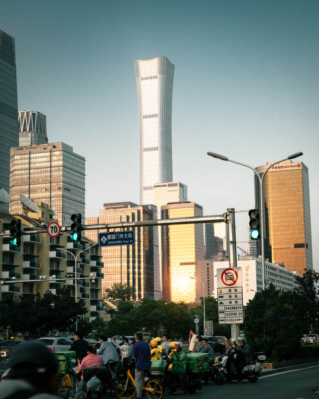 北京CBD夕阳下的交通图片