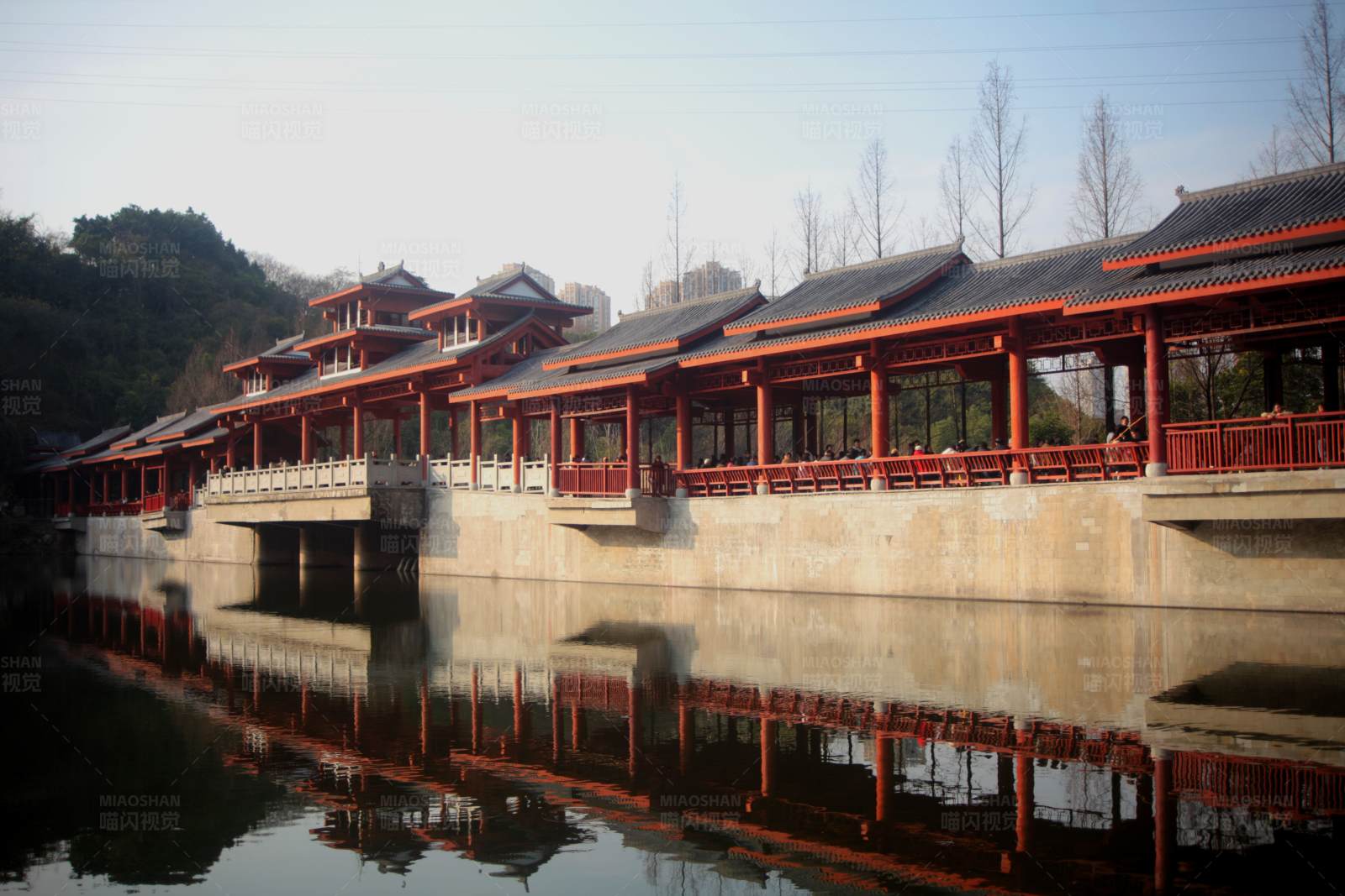 水岸红墙映古韵重庆彩云湖图片