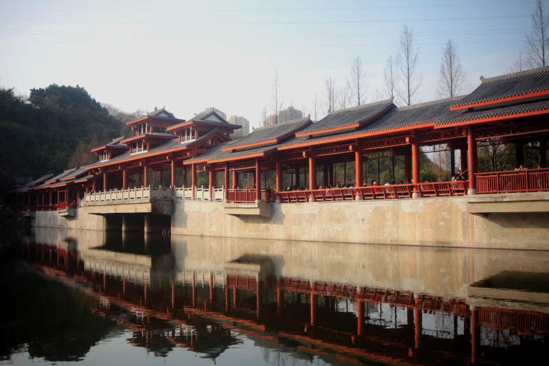 水岸红墙映古韵重庆彩云湖图片