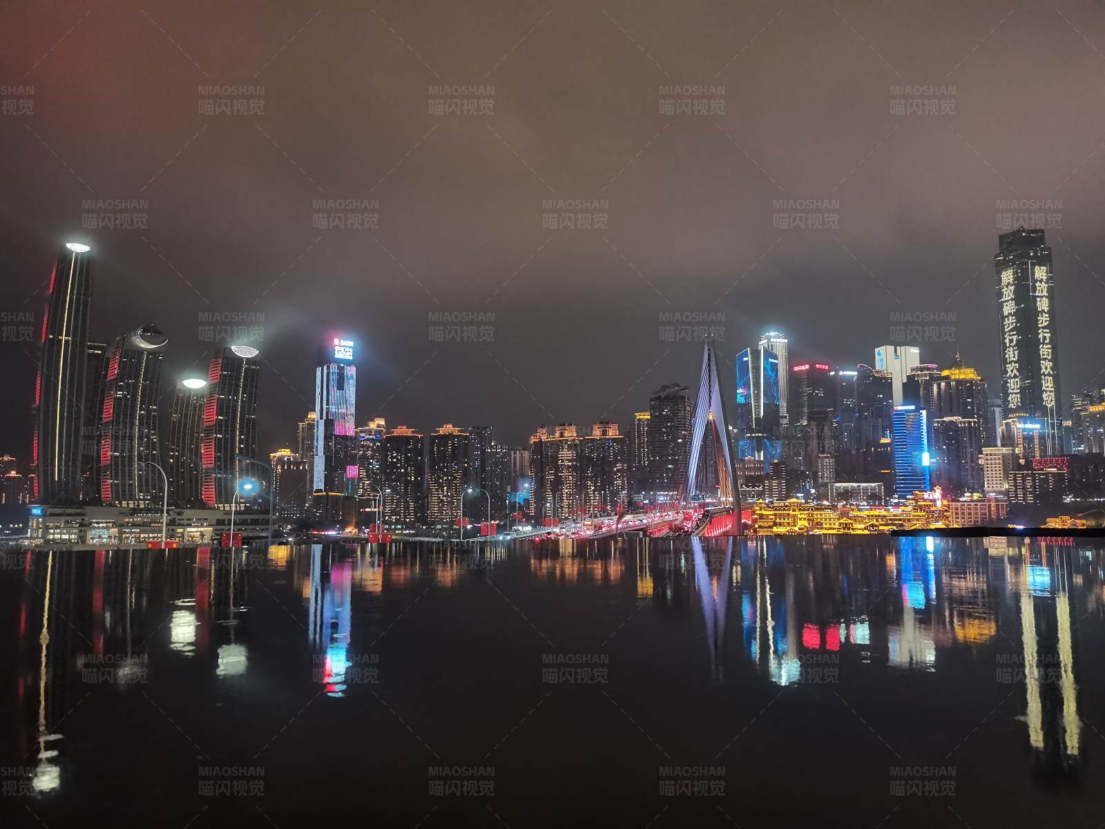 夜色中的城市天际线-重庆来福士洪崖洞同框图片